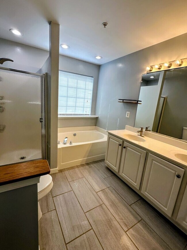 Foto del edificio - 3-Story End Unit Townhouse