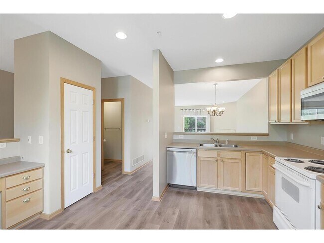 Foto del edificio - 15564 Lilac Dr