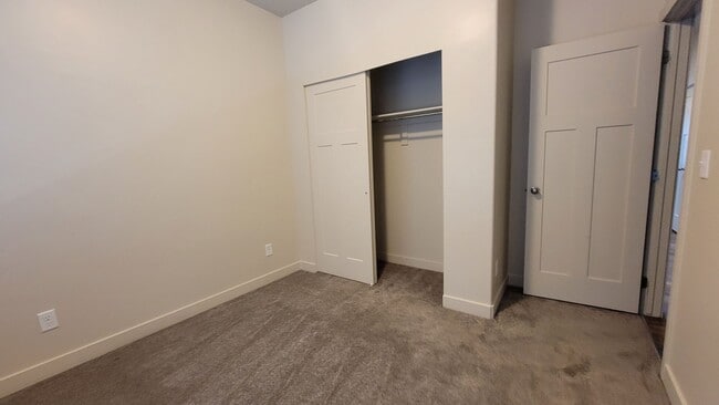 Building Photo - Dashing Edgewater Townhome