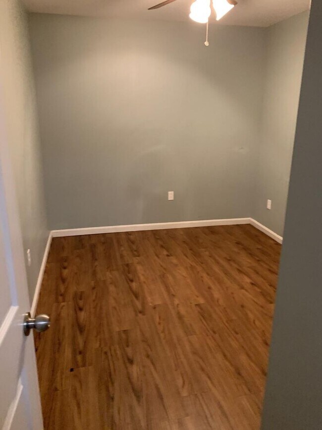 Building Photo - Woodview Dr NiVa