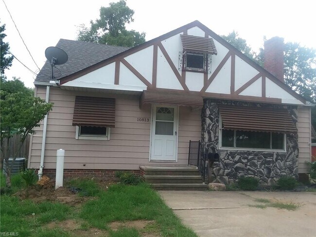 Building Photo - 10813 W Pleasant Valley Rd