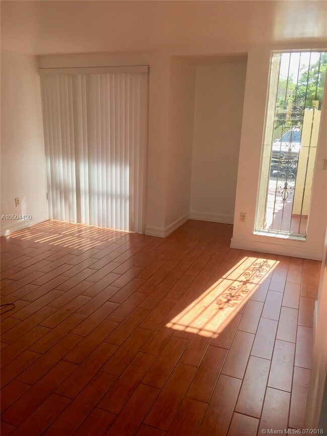 Building Photo - 9141 Fontainebleau Blvd