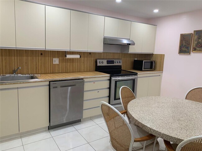 Foto del edificio - 2500 Parkview Dr