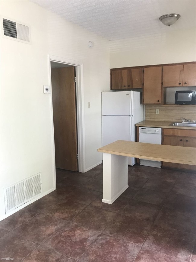 Building Photo - 1 br, 1 bath  - 621 W 37th St Unit 105
