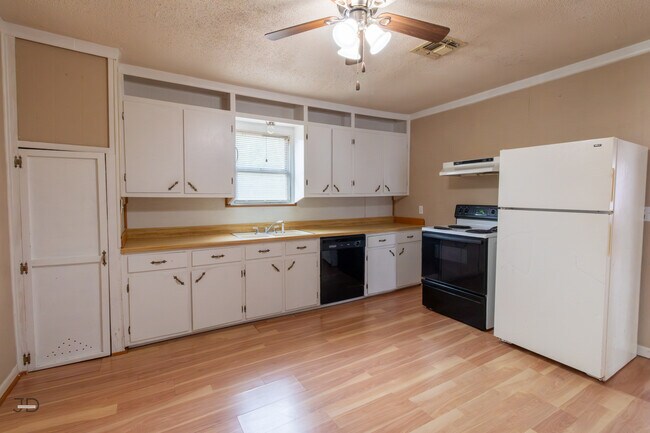 Building Photo - 709 E 1st St