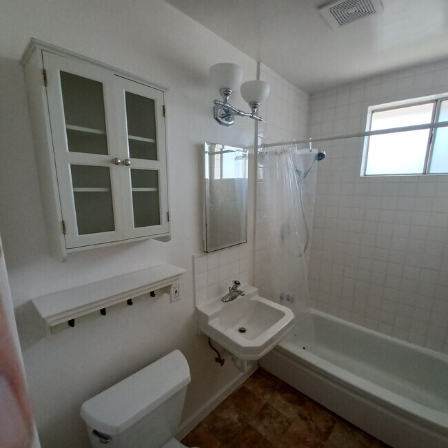 Baño - 1300 Manhattan Beach Blvd