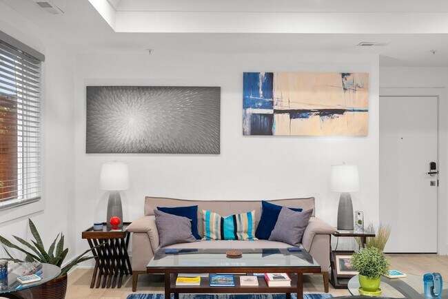 Foto del edificio - 2 Bed 2 Bath - Adams Morgan Condo - Comple...
