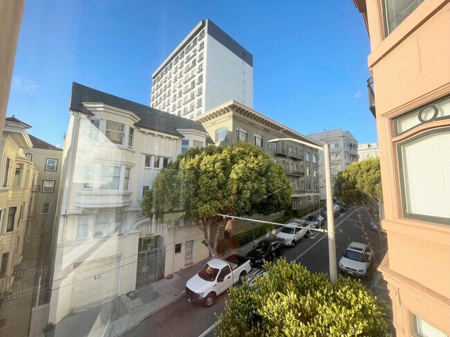 Foto del edificio - Nob Hill: Spacious Top Floor Apartment near The Fairmont Hotel, Huntington Park, & Trader Joe's
