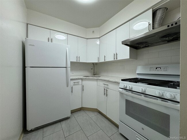 Building Photo - 61-39 168th St