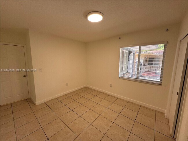 Foto del edificio - 2540 NE 181st St
