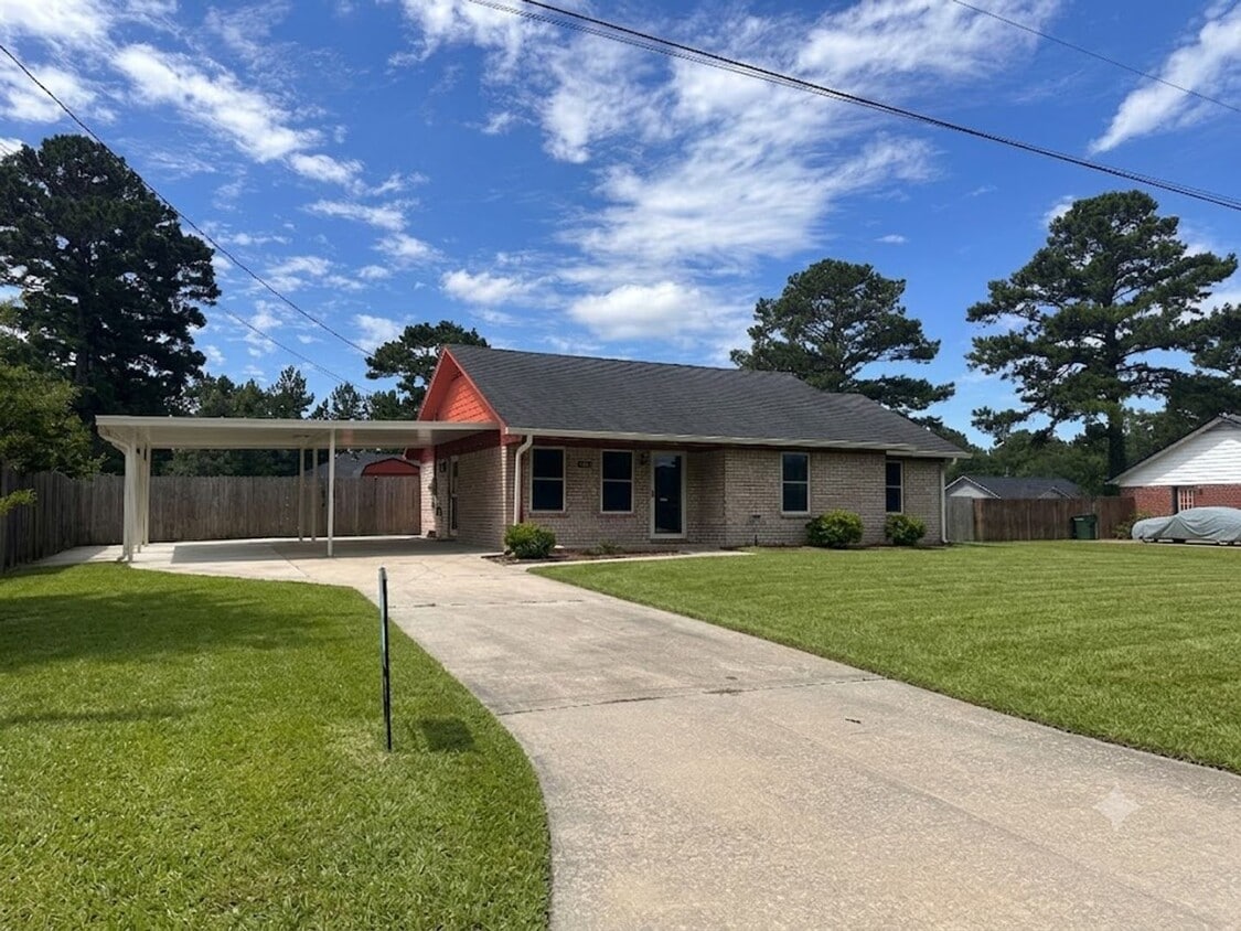 Building Photo - Charming 3-Bedroom Home in Smiley Woods!