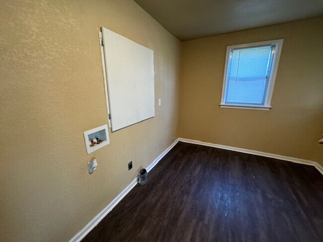 Building Photo - 2 bed one bath one car carport with washer...