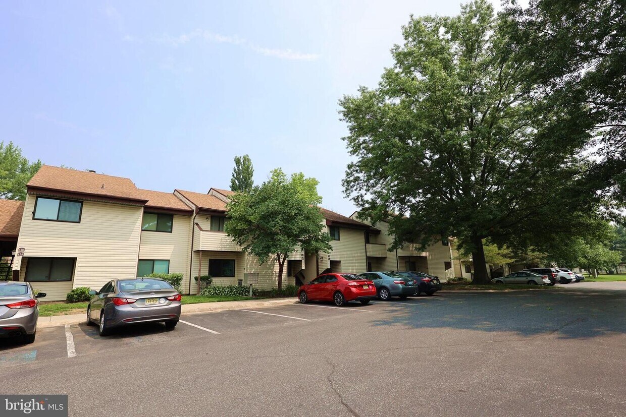 Primary Photo - 13-B E Daisy Ln