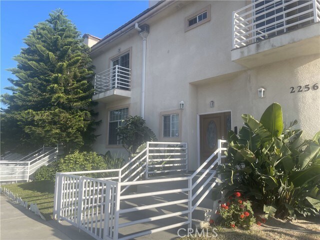 Foto principal - 2256 Montrose Ave