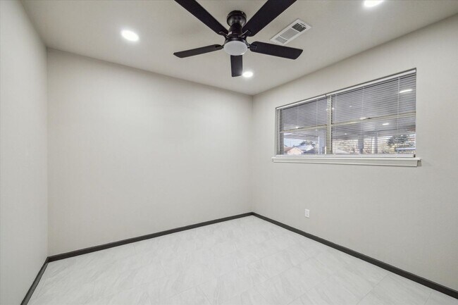 Building Photo - 412 Lyndale Dr