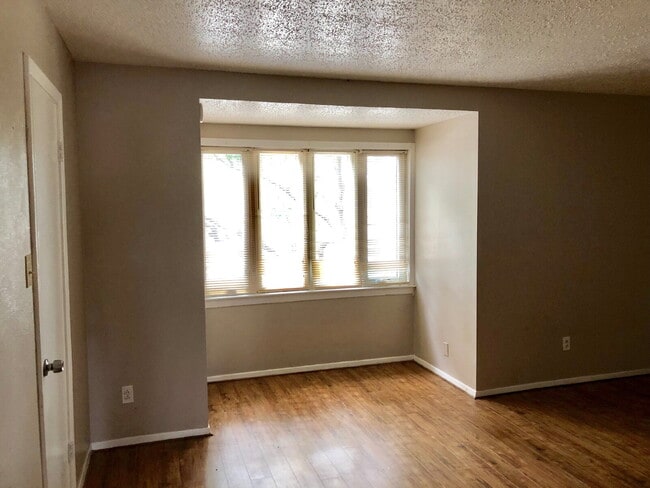 Building Photo - Spacious Townhouse close to TTU and medical.