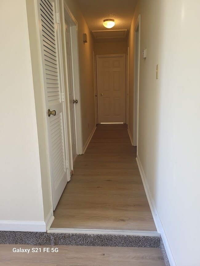 Building Photo - THREE BEDROOM, TWO BATH