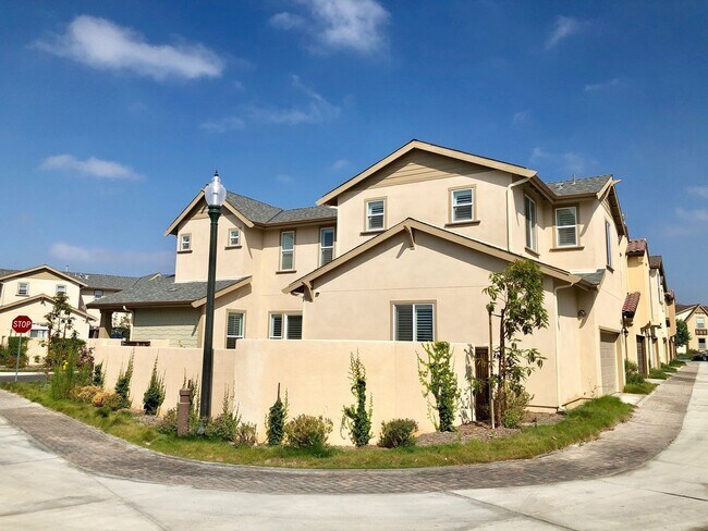 Building Photo - Beautiful East Ventura Home- Enclave Community