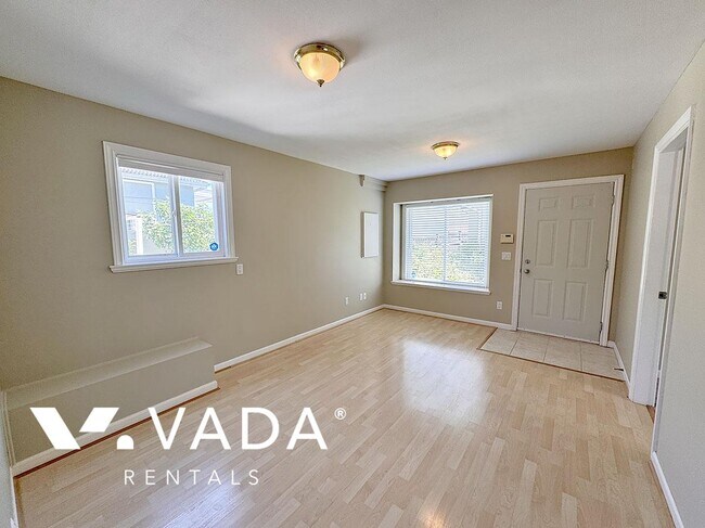 Photo du bâtiment - Burnaby Heights 2 Bed Lower Level Rental 4...