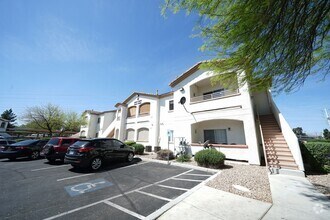 Building Photo - 5650 E Sahara Ave