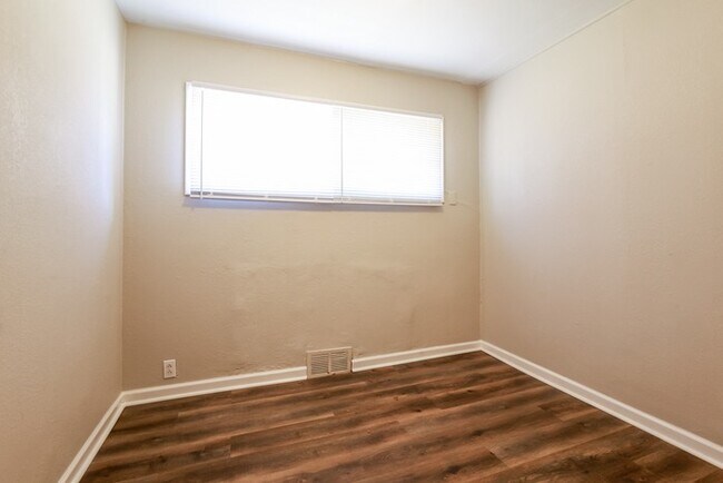 Building Photo - Great 4 Bedroom in Kansas City