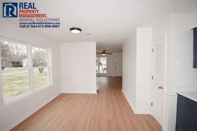 Building Photo - Adorable, updated 2 bd 2 ba duplex! Washer/dryer included and large fenced in back yard!