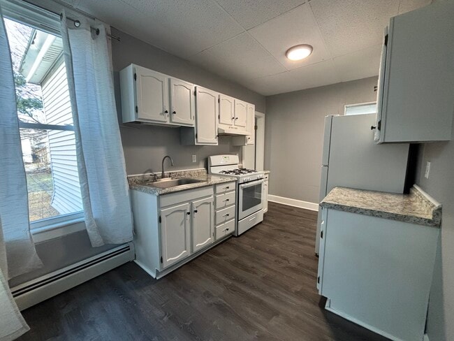 Building Photo - 203 Main St