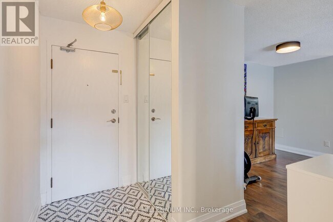Photo du bâtiment - 330-330 Rathburn Rd W