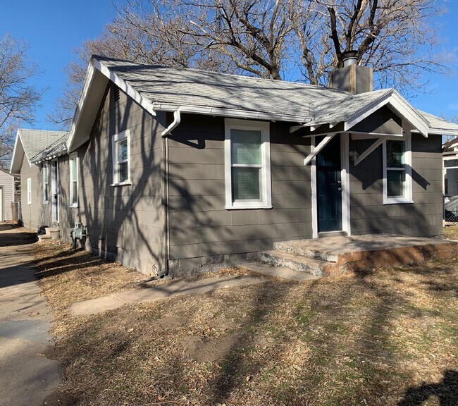 Building Photo - Beautifully update 3 Bed / 1 Bath house wi...
