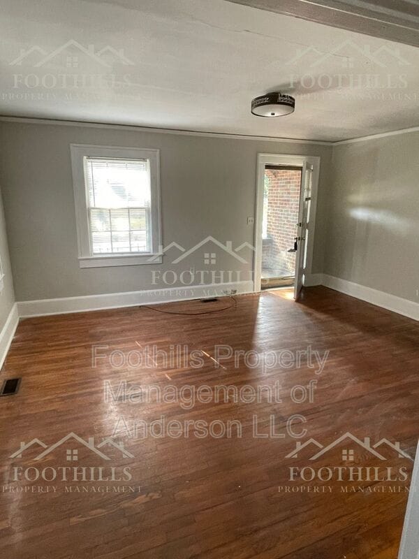 Building Photo - 1704 Park Dr