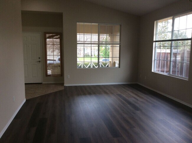 Foto del edificio - 3 Bedroom 2 bathroom Home in Corona