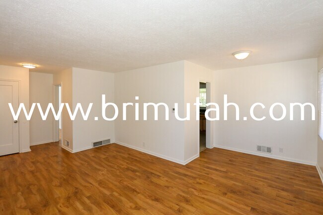 Building Photo - 1239 E Ridgedale Ln