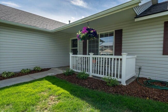 Building Photo - Beautiful 3 bedroom 2 bath Post Falls Home