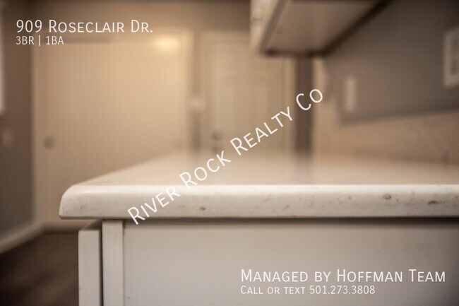Foto del edificio - 909 Roseclair Dr