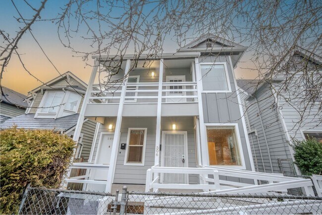 Foto del edificio - Duplex upper unit in Central District - 508