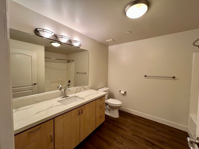 Segundo baño - 8355 Station Village Ln