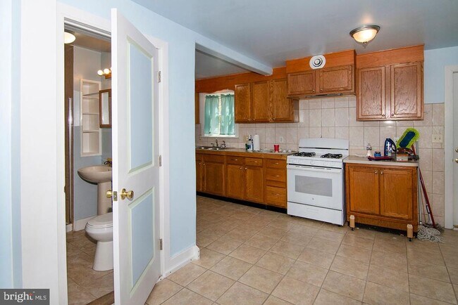 Foto del edificio - 330-332-332 E Broadway