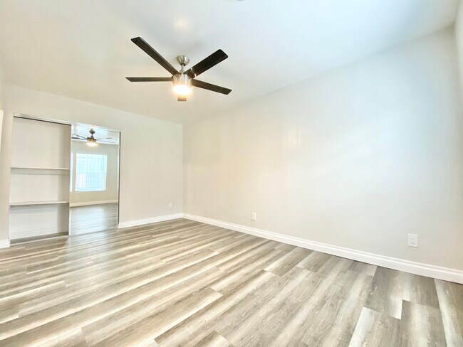 Building Photo - 847 W 84th St