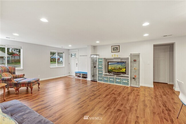 Foto del edificio - 4 Bed 2 Bath Home in Mountlake Terrace!