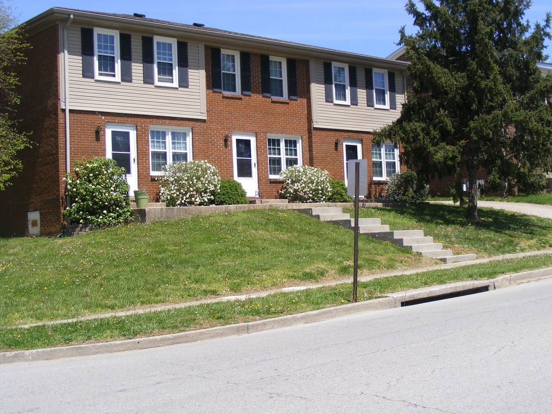 Front - 743 Ridgeview Dr