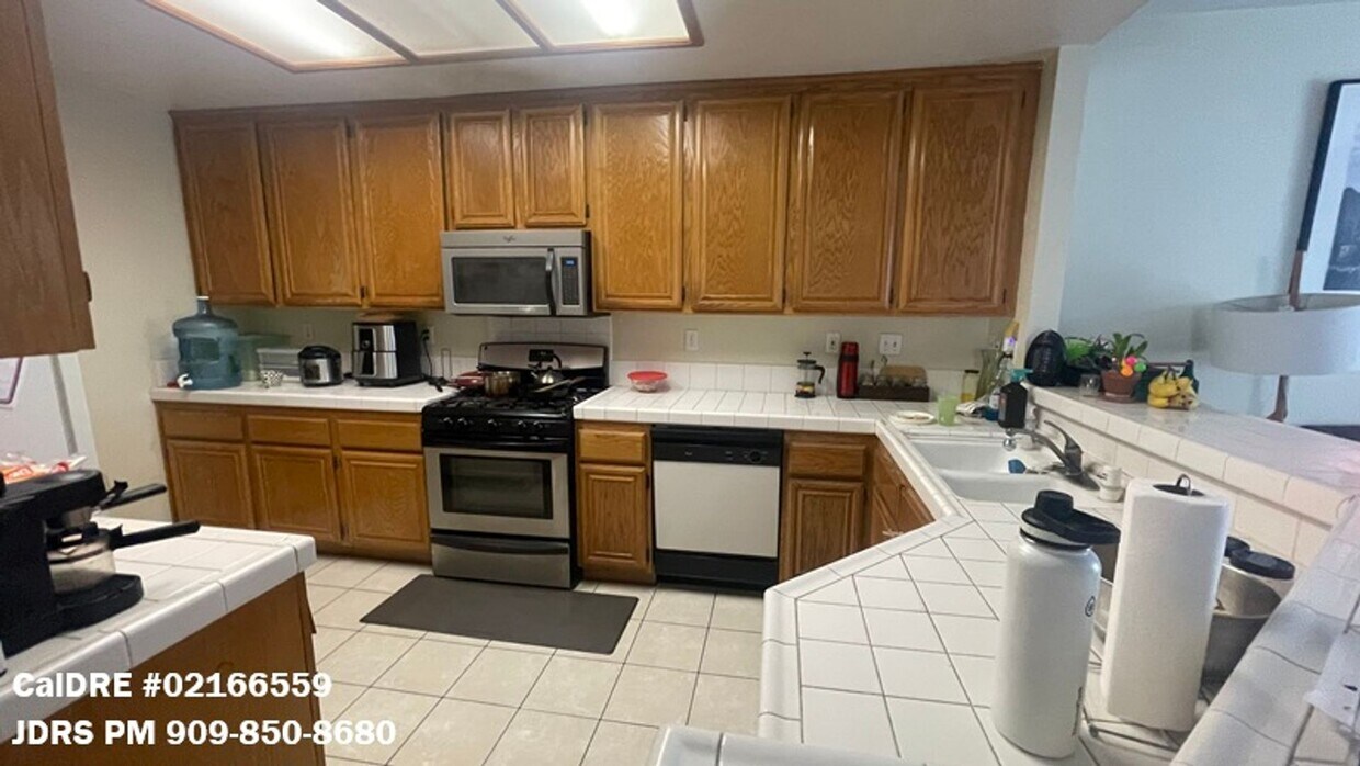 Foto del edificio - Ontario 3 Bedroom Townhome Available in Oc...