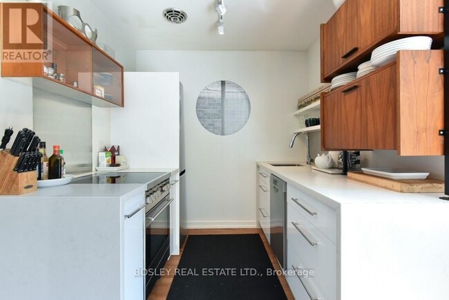 Building Photo - 10 Tennis Crescent