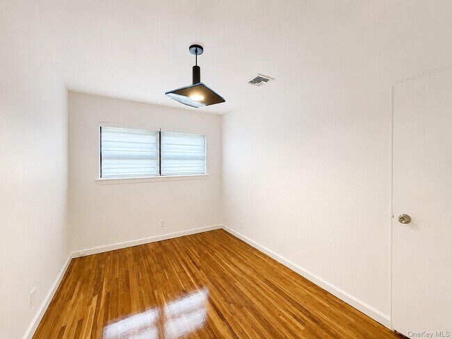 Foto del edificio - 217-41 Stewart Rd