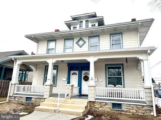 Building Photo - 235 E Maple St