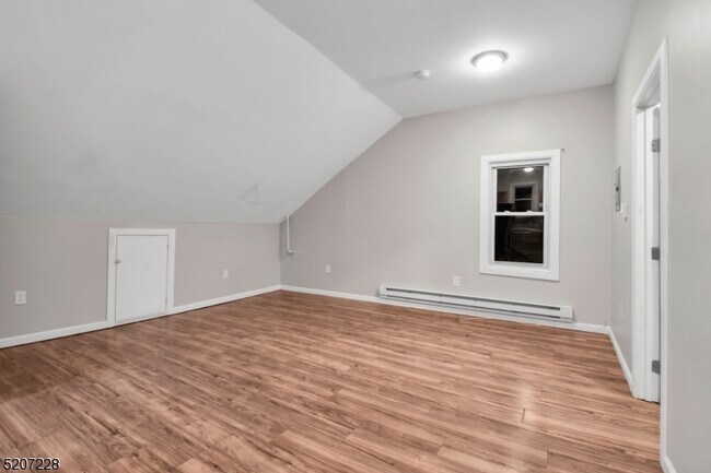 Building Photo - 114 Putnam St