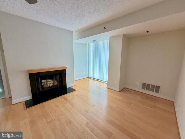 Foto del edificio - 7500 Woodmont Ave