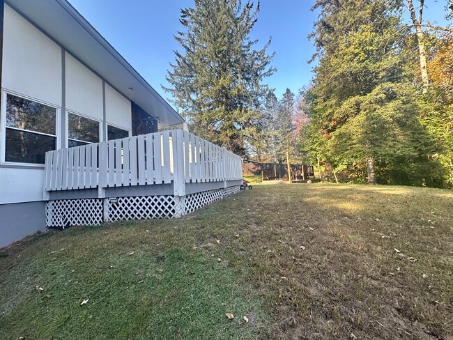 Backyard + deck - 142 Bunker Hill Cir