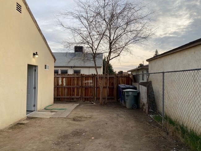 Building Photo - Charming 2 BD 1 BA House in Central SW Bakersfield