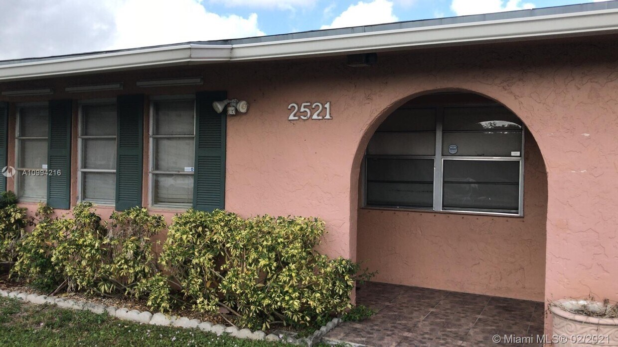 Foto principal - 2521 SW 58th Manor