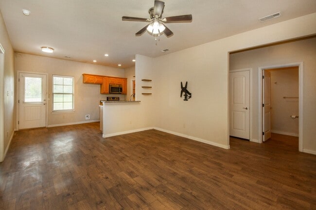 Building Photo - House for Lease in Denison
